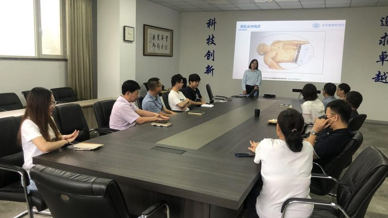 在选择管理培训讲师时，要关注其资质。一般来说，具备以下资质的讲师更值得信赖：